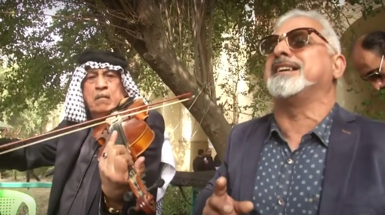 الأهالي يقيمون حفلات أعياد الميلاد لأطفالهم في أماكن عامة