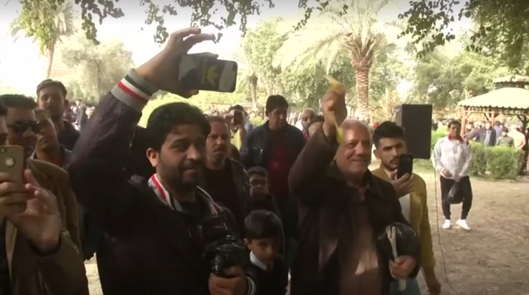 الأهالي يقيمون حفلات أعياد الميلاد لأطفالهم في أماكن عامة