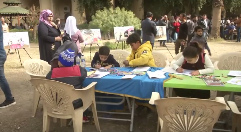 الأهالي يقيمون حفلات أعياد الميلاد لأطفالهم في أماكن عامة