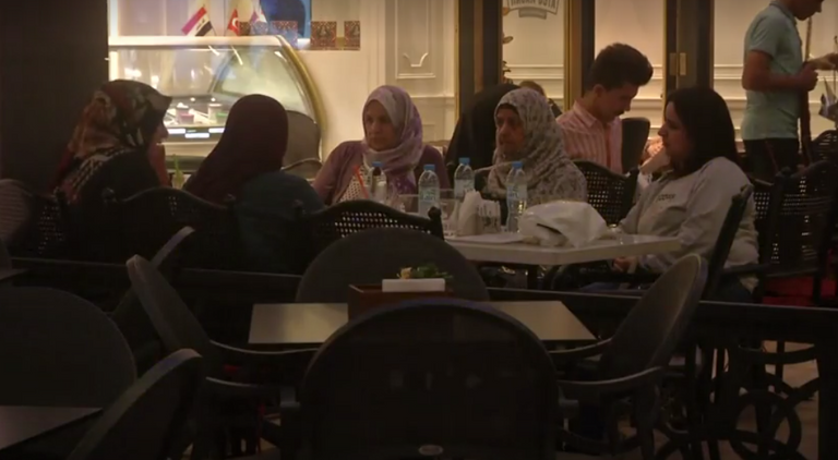 الأهالي يقيمون حفلات أعياد الميلاد لأطفالهم في أماكن عامة