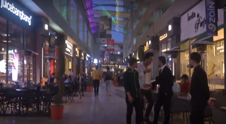 الأهالي يقيمون حفلات أعياد الميلاد لأطفالهم في أماكن عامة