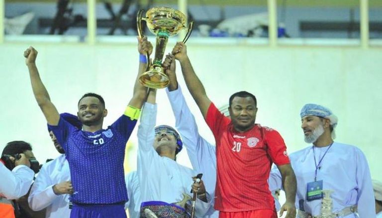 لحظة تتويج فريق صور العماني باللقب
