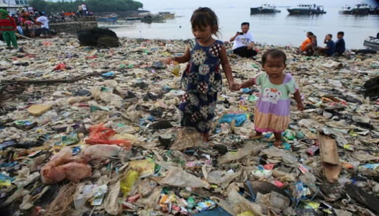 أطفال وسط نفايات بلاستيكية في خليج لامبونج بإندونيسيا
