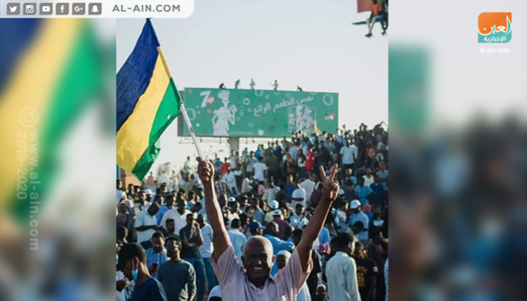 سودانيون يحتجون أمام القيادة العامة للجيش
