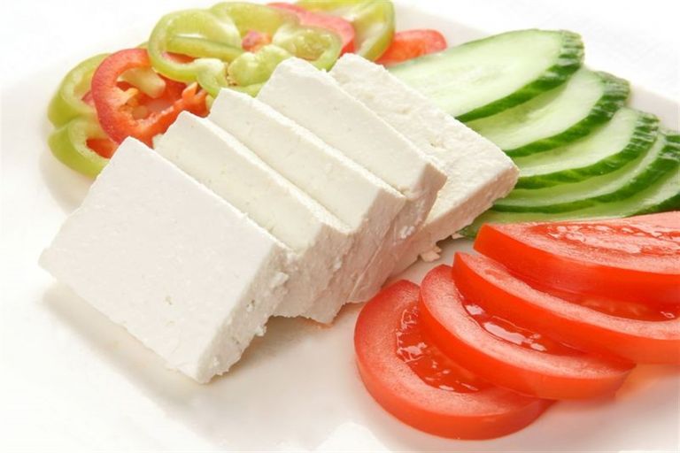 سلطة الجبنة البيضاء بالطماطم وصفات للسحور سهلة وخفيفة