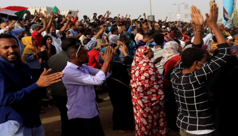 السودانيون في الشوارع ترقبا لإعلان تنحي البشير