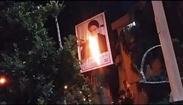 إشعال النيران في صور خامنئي تدوينات مناهضة للحكم الديني عبر العملات الورقية في إيران