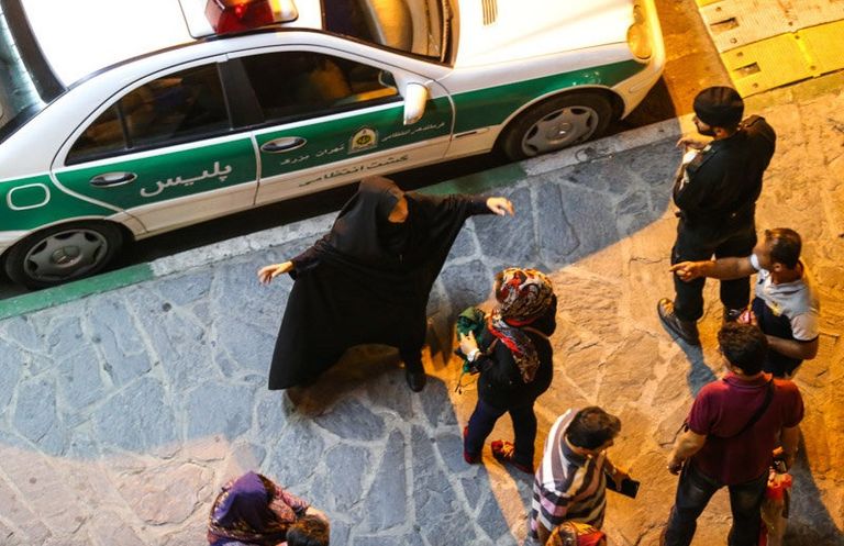 اشتباكات بين محتجين وشرطة دينية في إيران تدوينات مناهضة للحكم الديني عبر العملات الورقية في إيران