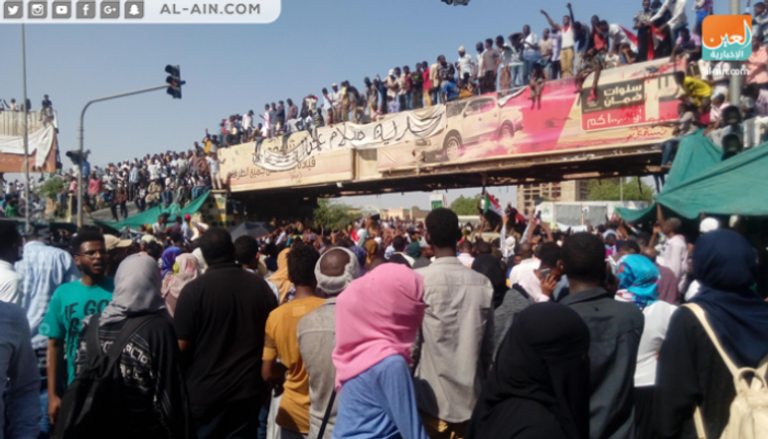 محتجون سودانيون أمام قيادة الجيش في الخرطوم