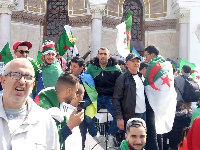 مظاهرات حاشدة بالجزائر في الجمعة الثامنة رافضة تولي بن صالح رئاسة الدولة مؤقتاً