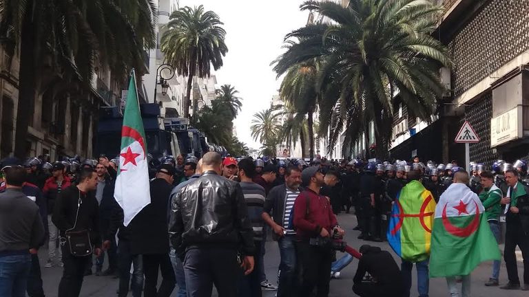 مظاهرات حاشدة بالجزائر في الجمعة الثامنة رافضة تولي بن صالح رئاسة الدولة مؤقتاً