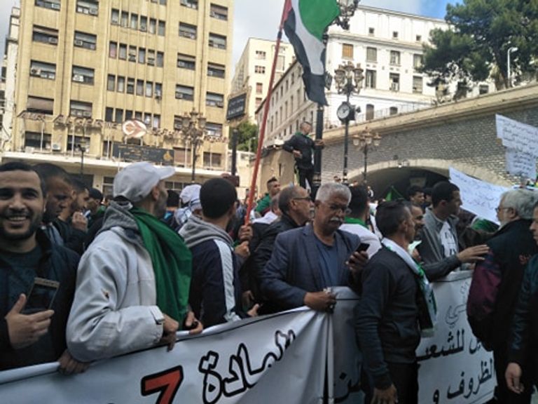 مظاهرات حاشدة بالجزائر في الجمعة الثامنة رافضة تولي بن صالح رئاسة الدولة مؤقتاً