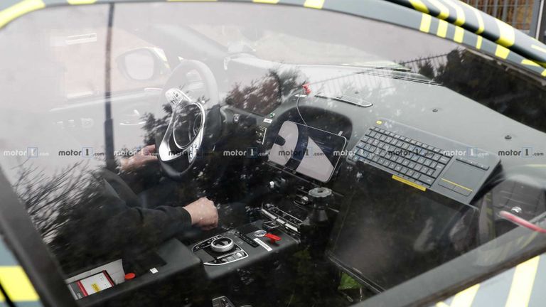 أستون مارتن طراز "DBX"