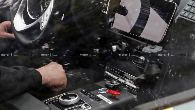 أستون مارتن طراز "DBX"