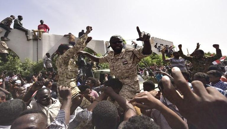 سودانيون يحتفلون بعزل الرئيس عمر البشير