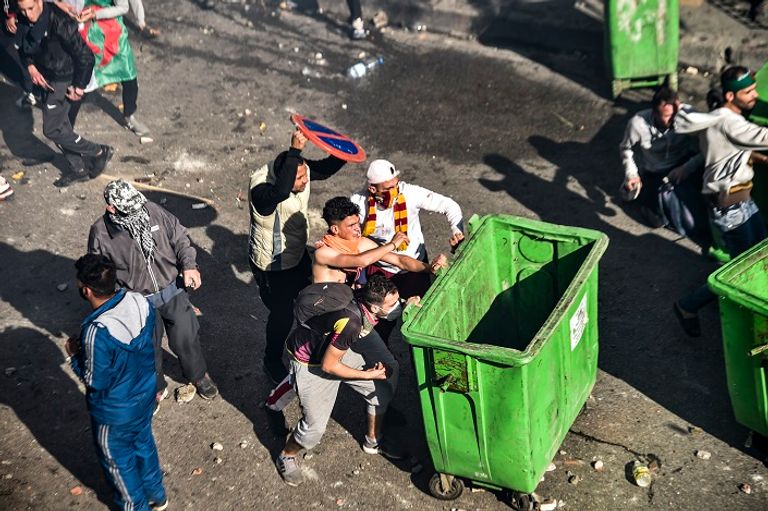 مواجهات حادة بين قوات الأمن الجزائرية ومتظاهرين مجهولون يضرمون النار في سيارة للأمن