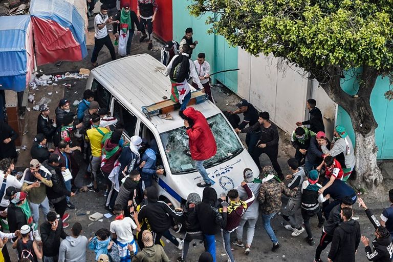 مجهولون يعتدون على سيارة للشرطة مجهولون يضرمون النار في سيارة للأمن