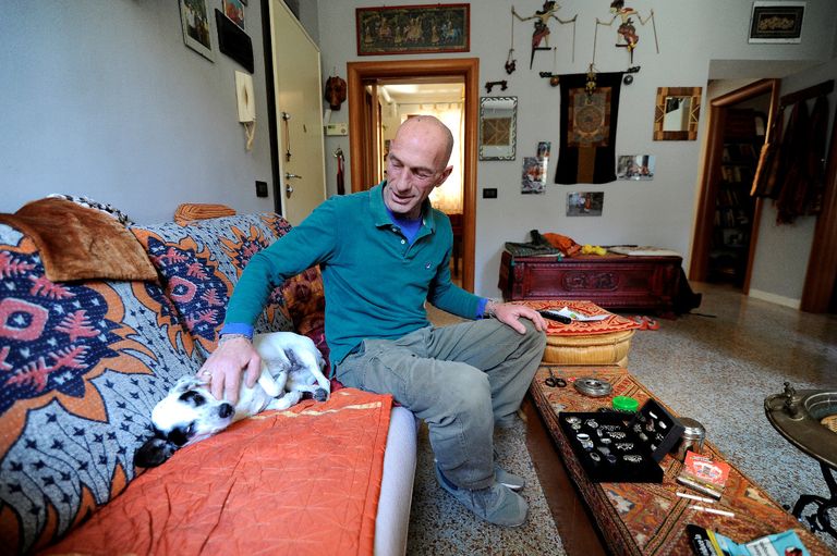 السكان يستولون على منازل خالية بالبندقية احتجاجا على ارتفاع الإيجارات