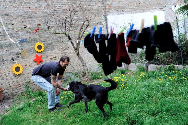 السكان يستولون على منازل خالية بالبندقية احتجاجا على ارتفاع الإيجارات