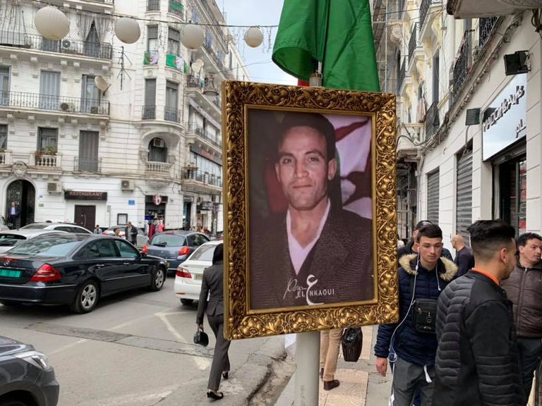 صورة للشهيد الجزائري العربي بن مهيدي في مظاهرات الجزائريين مظاهرات في الجزائر مطالبة بتغيير كل نظام بوتفليقة