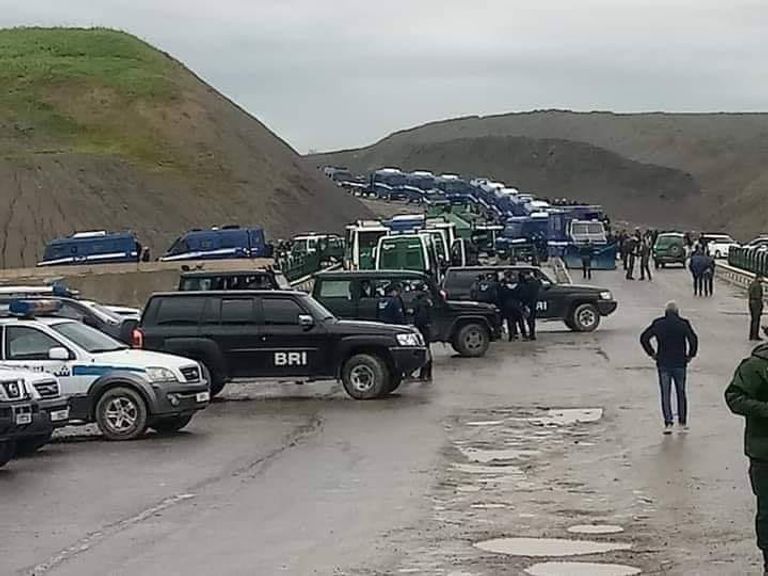 الأمن الجزائري يغلق الطرق المؤدية للعاصمة مظاهرات في الجزائر ضد بقاء رموز نظام بوتفليقة