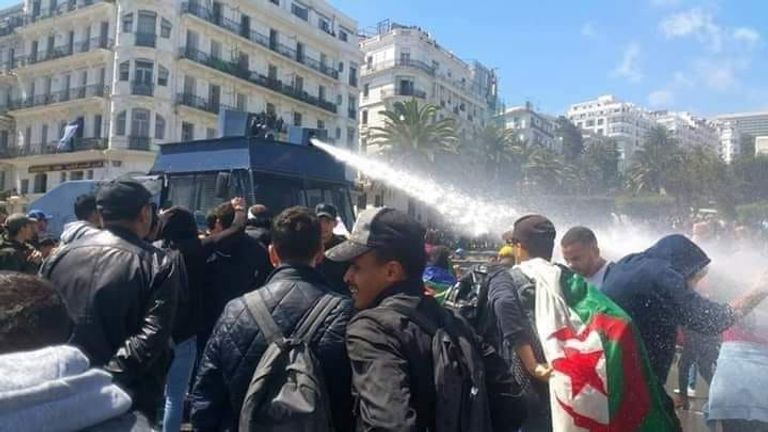 الأمن الجزائري يغلق الطرق المؤدية للعاصمة مظاهرات في الجزائر ضد بقاء رموز نظام بوتفليقة