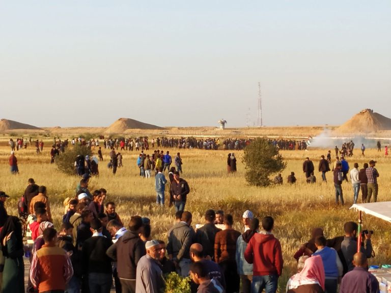 نقل أحد المصابين في الجمعة الـ53 لمسيرة العودة شرق غزة