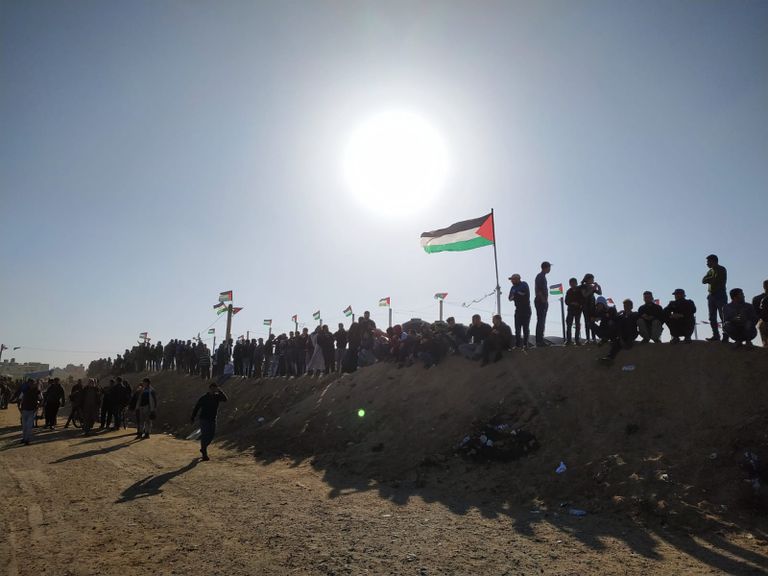 نقل أحد المصابين في الجمعة الـ53 لمسيرة العودة شرق غزة