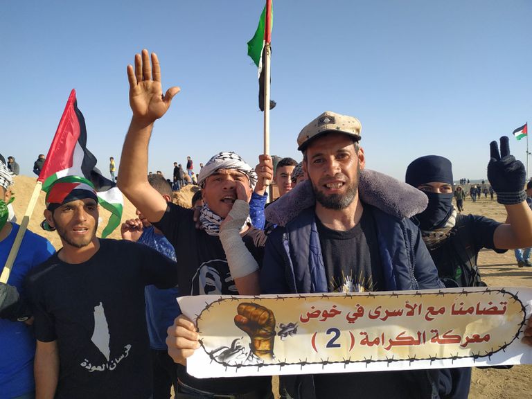 نقل أحد المصابين في الجمعة الـ53 لمسيرة العودة شرق غزة