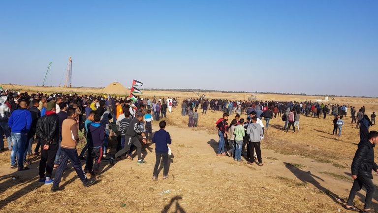 نقل أحد المصابين في الجمعة الـ53 لمسيرة العودة شرق غزة