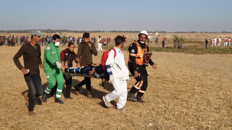 نقل أحد المصابين في الجمعة الـ53 لمسيرة العودة شرق غزة