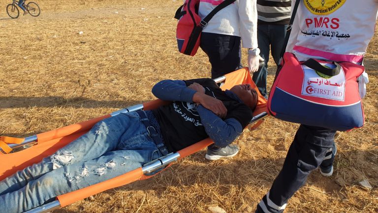 نقل أحد المصابين في الجمعة الـ53 لمسيرة العودة شرق غزة