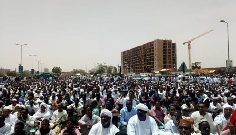 جانب من اعتصامات السودانيين أمام مقر القيادة العامة للجيش