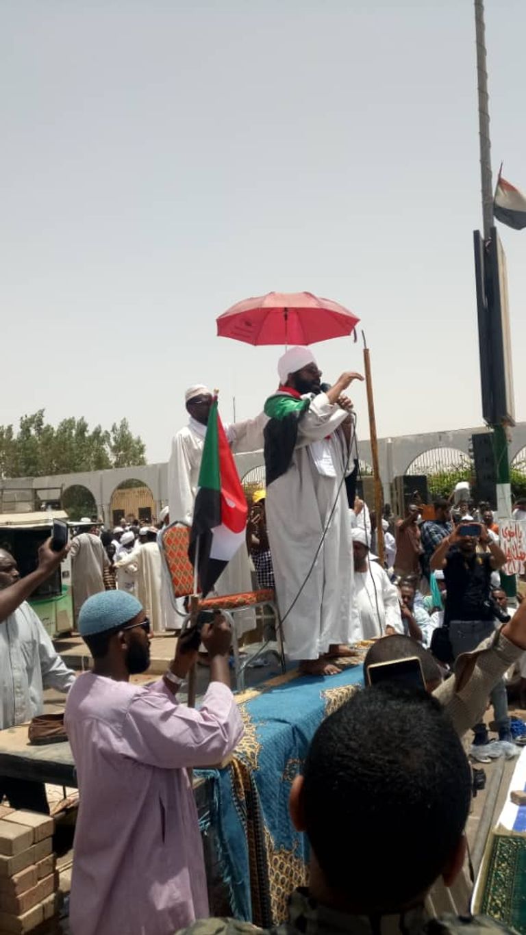 جانب من اعتصامات السودانيين أمام مقر القيادة العامة للجيش