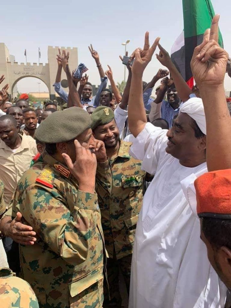 جانب من اعتصامات السودانيين أمام مقر القيادة العامة للجيش