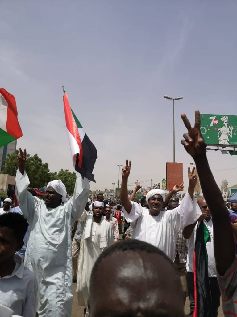 جانب من اعتصامات السودانيين أمام مقر القيادة العامة للجيش