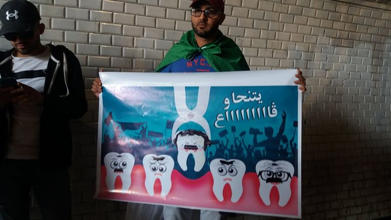 مظاهرات حاشدة في الجزائر مطالبة برحيل الباءات الأربع المتظاهرون يرفضون بقاء رموز نظام بوتفليقة بالمرحلة الانتقالية