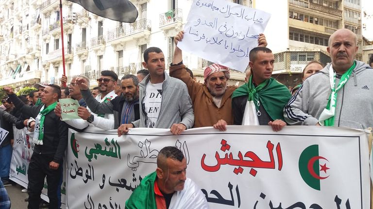 مظاهرات حاشدة في الجزائر مطالبة برحيل الباءات الأربع المتظاهرون يرفضون بقاء رموز نظام بوتفليقة بالمرحلة الانتقالية
