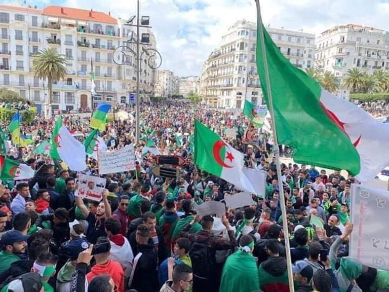مظاهرات حاشدة في الجزائر مطالبة برحيل الباءات الأربع المتظاهرون يرفضون بقاء رموز نظام بوتفليقة بالمرحلة الانتقالية