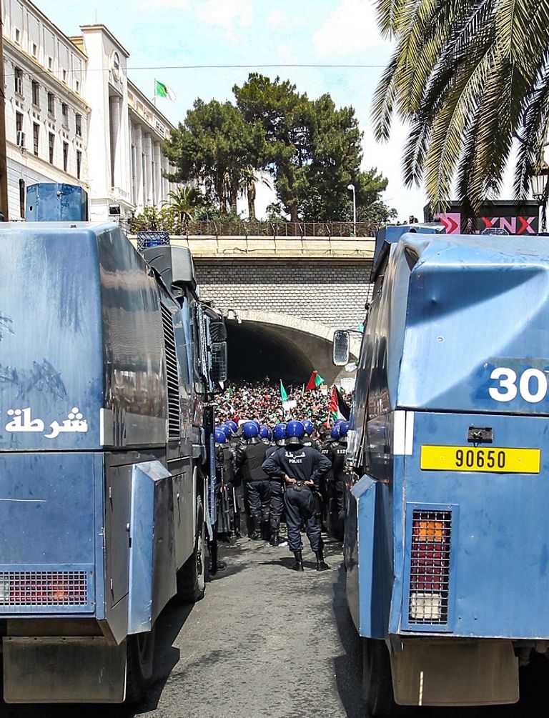 انتشار أمني مكثف في مظاهرات الجزائر جانب من مظاهرات الجزائر