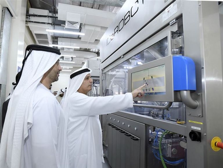 أول مصنع بالعالم يستخدم "الروبوت" لإنتاج لوحات المركبات 