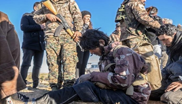 عناصر من داعش معتقلون لدى قوات سوريا الديمقراطية