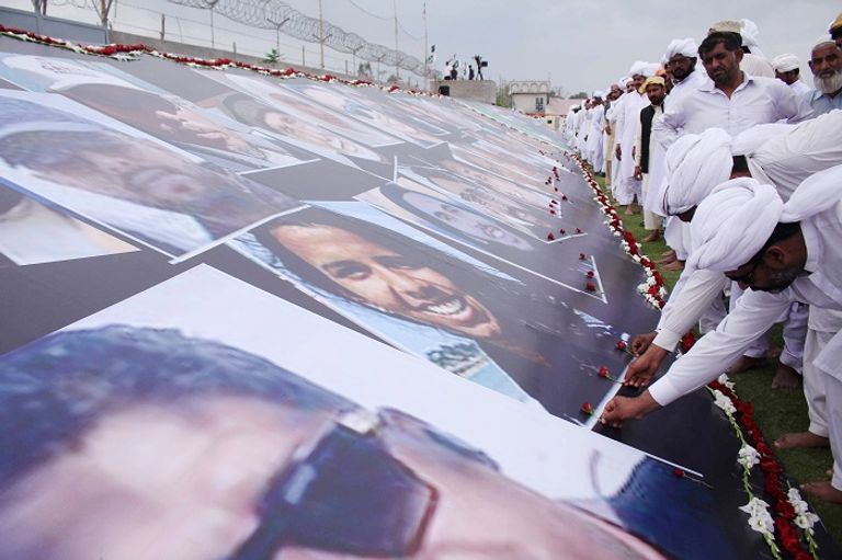 لوحة بشرية كونها الآلاف في باكستان تضامنا مع شهداء كرايستشرتش