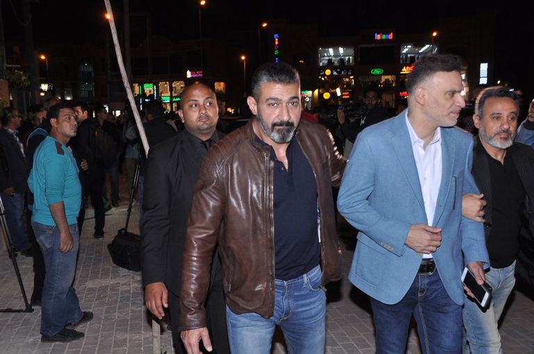 محمد هنيدي في عزاء الفنان محمود الجندي