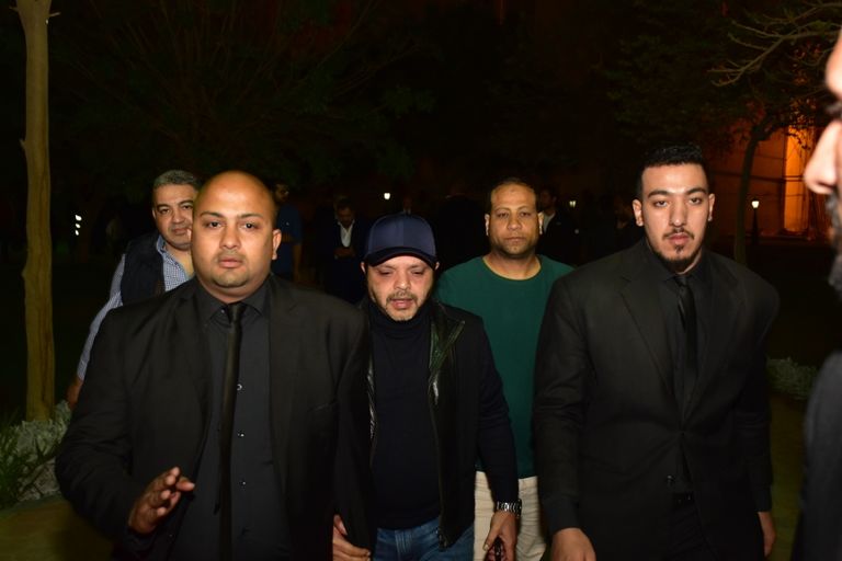 محمد هنيدي في عزاء الفنان محمود الجندي