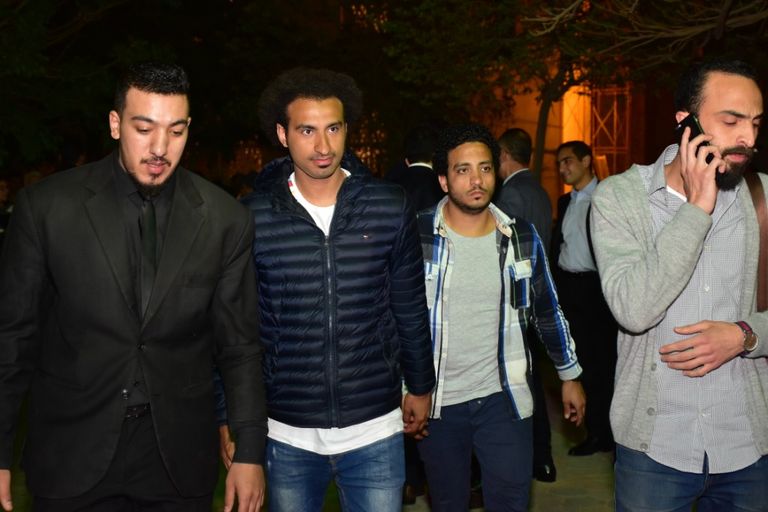 محمد هنيدي في عزاء الفنان محمود الجندي