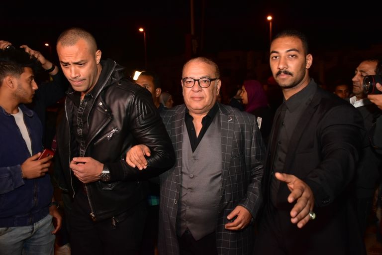 محمد هنيدي في عزاء الفنان محمود الجندي