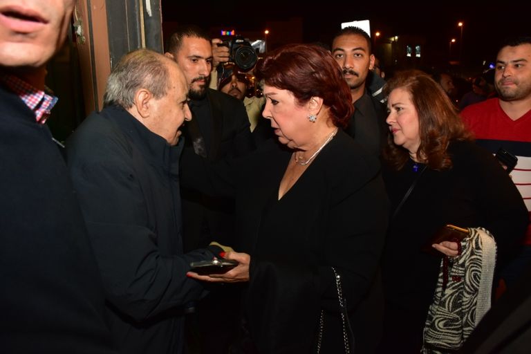 محمد هنيدي في عزاء الفنان محمود الجندي