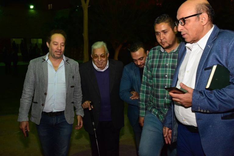 محمد هنيدي في عزاء الفنان محمود الجندي