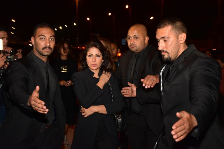 محمد هنيدي في عزاء الفنان محمود الجندي